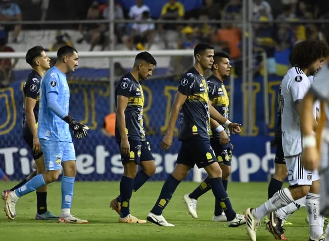 Los futbolistas del Sportivo Trinidense abandonan el campo de juego tras finalizar la primera etapa del partido frente a Colo Colo por la Fase 3 de la Copa Libertadores 2024 en el estadio La Huerta, en Asunción.