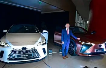 Marcelo Toyotoshi junto a dos nuevos vehículos eléctricos de la marca Lexus.
