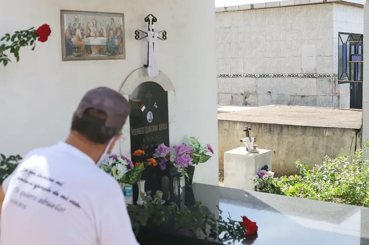 El padre de Rodrigo Quintana observa la tumba de su hijo asesinado por la policía cartista.