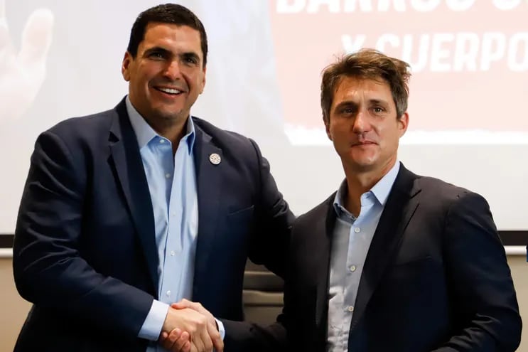 El presidente de la Asociación Paraguaya de Fútbol, Robert Harrison (i), y Guillermo Barros Schelotto, en la presentación del nuevo cuerpo técnico de la selección paraguaya.