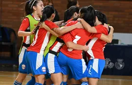 Las chicas de la selección paraguaya festejan la victoria sobre Argentina en el Futsal de los Juegos Suramericanos Asunción 2022.