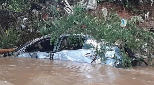 El automóvil en que viajaban las dos víctimas cayó a un arroyo a causa del raudal generado por la fuerte lluvia de esta mañana.
