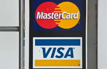 Visa y Mastercard anunciaron este sábado la suspensión de sus operaciones en Rusia.