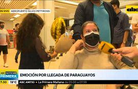 Decenas de paraguayos aguardan por sus familiares en el Aeropuerto Silvio Pettirossi