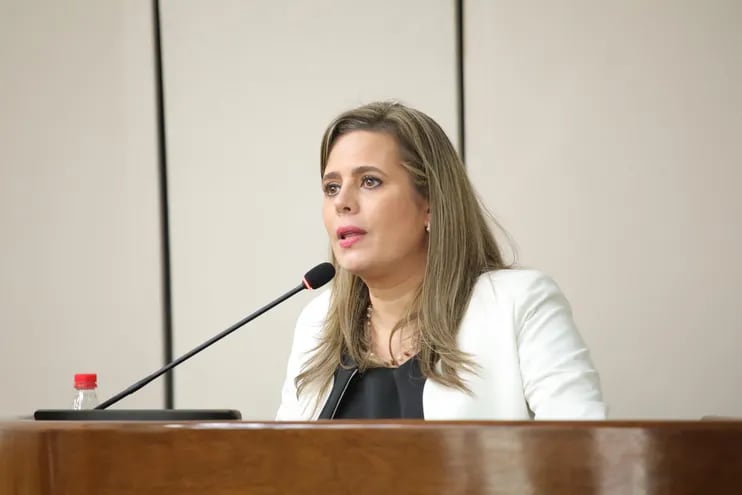 La senadora Kattya González (PEN) afirmó que el canje de notas diplomáticas fueron una excusa del cartismo para cambiar el sentido de su voto y archivar el plan que pretendía derogar el convenio de donación de la Unión Europea, un hecho sin precedentes en el país.