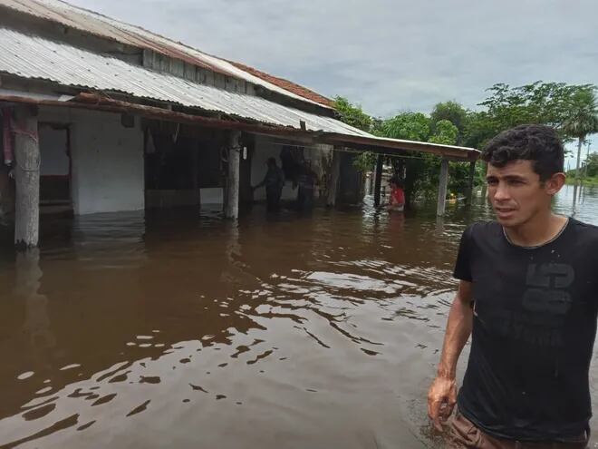 Las aguas de lluvias inundaron por completo esta vivienda perteneciente a un pequeño productor en la zona de Puerto Sastre.
