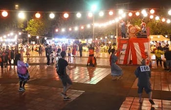 La fiesta japonesa "Natsubon" convoca a mucho público que participa con entusiasmo de las actividades.