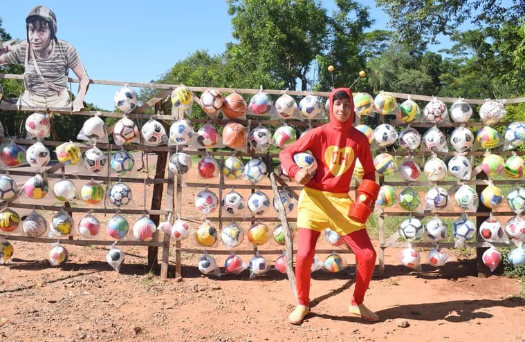 Alberto Quiñónez disfrazado del Chapulín Colorado para atraer a clientes en uno de los puestos de venta de  pelotas.