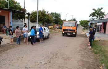 Vecinos del barrio Cándida Achucarro de San Antonio se quejan de una arenera y el ingreso de camiones de gran porte que destruyen las calles.