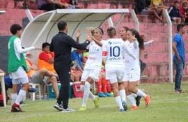 Las jugadoras de Nacional-Humaitá celebran uno de los goles en el empate contra General Caballero de Juan León Mallorquín por la fecha tres del torneo Apertura 2022.