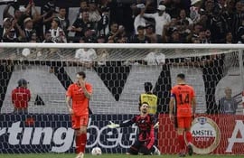 El arquero de Nacional, Antony Silva, abre los brazos buscando alguna explicación luego de un de los goles del Corinthians.