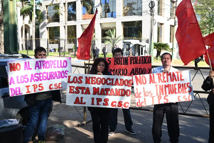 Los asegurados del IPS se manifestaron este miércoles en frente al Congreso Nacional, en contra de la intención de disponer los bienes de la previsional para las ventas sin control estatal.