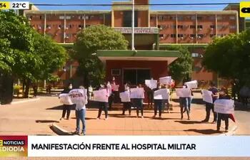 Padres de víctimas de supuestas torturas en la Academil se manifestaron frente al Hospital Militar.