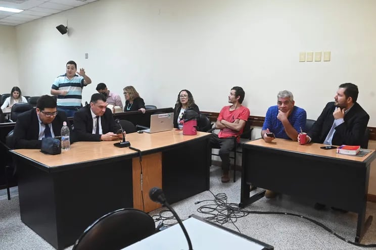 Los acusados Stiben Patrón, Luis Osvaldo Sánchez González, Rubén Moisés Galeano y Brian Esteban Martínez Jara, junto a sus abogados defensores, en una de las audiencias suspendidas.