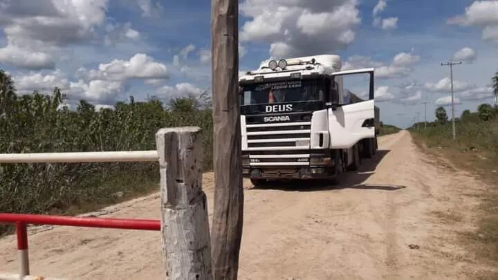 Las barreras realizadas durante los dias de lluvias ayudan a que los caminos de tierra se mantengan transitables en el Alto Paraguay