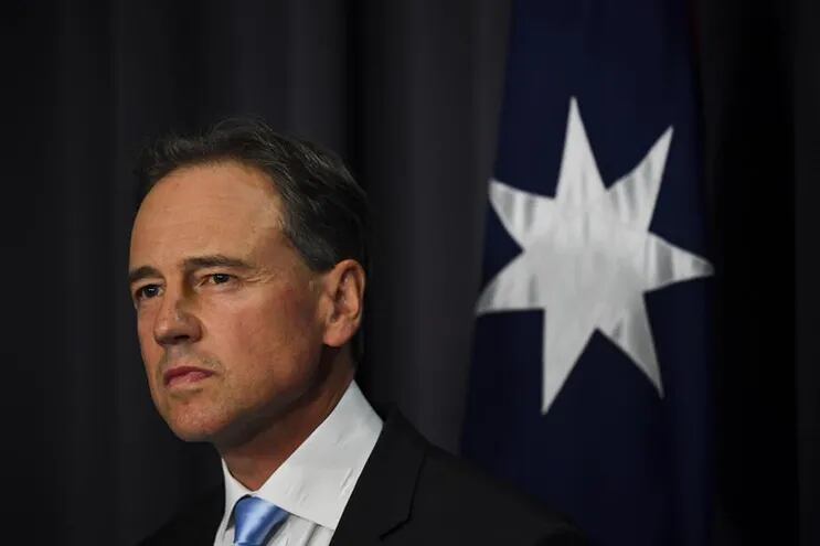 El ministro de Salud de Australia, Greg Hunt, habla con los medios de comunicación durante una conferencia de prensa en el Parlamento en Canberra, Australia, el 15 de febrero de 2021.