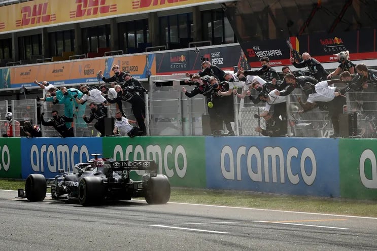 El piloto británico de Mercedes Lewis Hamilton aclamado por sus mecánicos al imponerse en el Gran Premio de España de Formula Uno que se ha disputado este domingo en del Circuito de Barcelona-Cataluña.