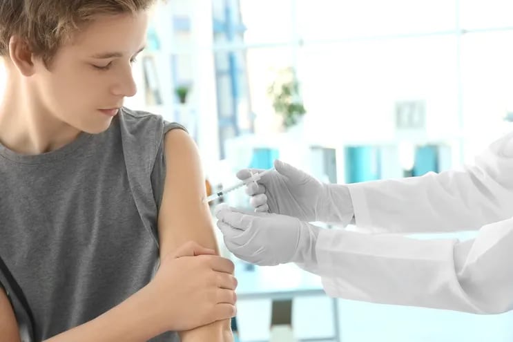 La vacuna contra el meningococo es una medida importante para proteger a los niños y adolescentes contra las infecciones causadas por la bacteria “neisseria meningitidis”, que puede causar meningitis y septicemia.