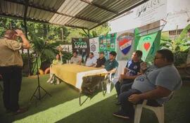 Reunión entre los organizadores de la Copa Apani y los presidentes de los clubes participantes.