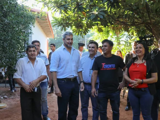 Mario Abdo Benítez inauguró ayer viviendas sociales en la ciudad de Ypané.