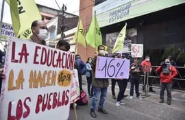 Los docentes exigen un reajuste salarial del 16%, mientras que el Gobierno está dispuesto a otorgar un aumento del 8%.