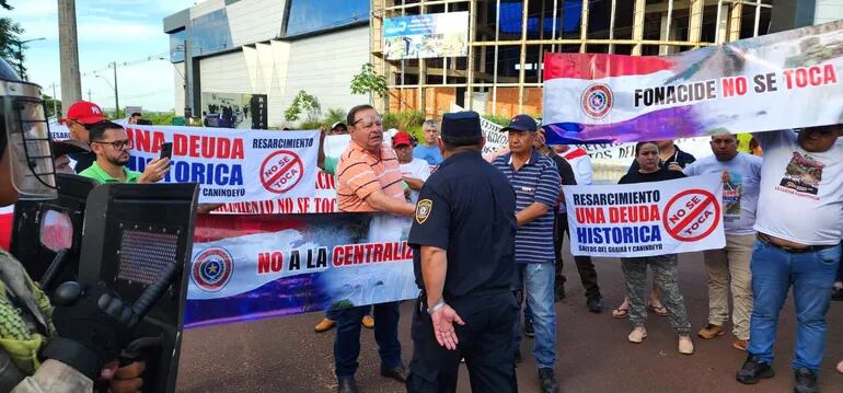 Manifestación de pobladores de Saltos del Guairá contra la intención de eliminar la compensación por la desaparición de las 7 Caídas.