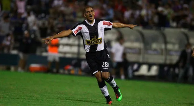 El paraguayo Édgar González festeja un gol en Alianza Lima.