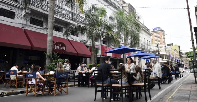 El cierre de calles para la ubicación de mesas y sillas de restaurantes y bares sigue siendo un éxito en Asunción.