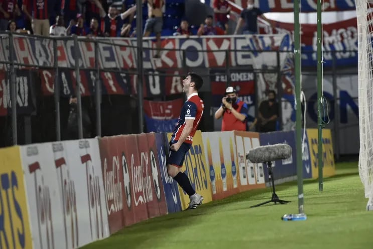 Mauro Boselli festeja con los hinchas de Cerro Porteño el tanto que anotó contra Nacional por la jornada 16 del torneo Clausura.
