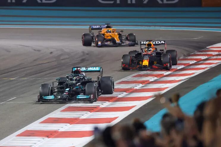 El monoplaza de Lewis Hamilton seguido por el de Max Verstappen en Abu Dabi.