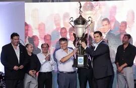 el-presidente-de-la-asociacion-paraguaya-de-futbol-robert-alexis-harrison-entrega-el-trofeo-de-campeon-de-la-intermedia-al-titular-del-independiente-230026000000-1533858.jpg