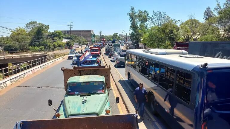 Camioneros volvieron a amenazar con movilizaciones por la baja de combustibles de Petropar. Esta vez, anunciaron que llegarán a Asunción, hasta una de las sedes del evento “Juegos Odesur”.