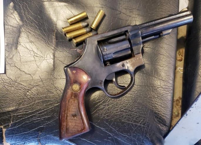 El revólver calibre 38 fue confiscado como evidencia del suceso.