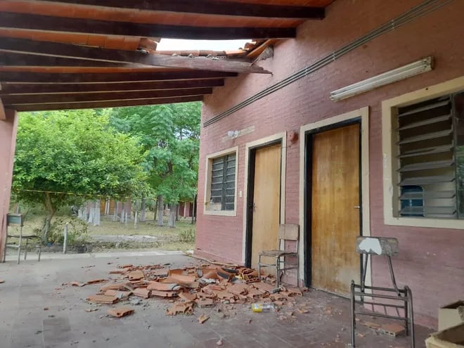 Parte del techo caído de la Escuela Básica Nº 7475 Mariano Díaz de, distrito de Carayaó.
