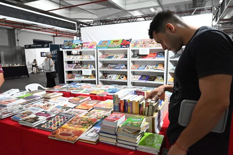 Además de las actividades, la gente puede también pasar por los diferentes stands que ofrecen libros de todos los géneros.