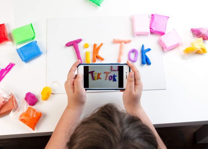 Cada vez más adolescentes e incluso niños hacen uso de la red social Tik Tok; no sólo para ver los videos sino también para imitarlos y posteriormente postearlos.