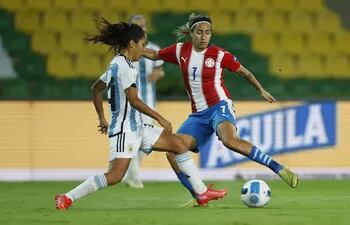 Julieta Cruz (i) de Argentina disputa un balón con Celsa Sandoval de Paraguay hoy, en el partido por el tercer puesto de la Copa América Femenina entre Argentina y Paraguay en el estadio Centenario en Armenia (Colombia). EFE/Ernesto Guzmán Jr.