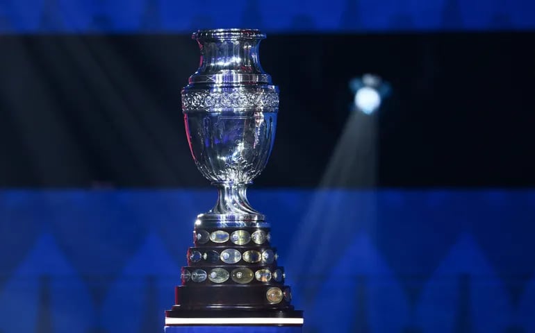 El trofeo de la Copa América en el sorteo de la edición 2024, que será en Estados Unidos.