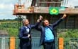Jair Bolsonaro toma de la muñeca a Mario Abdo Benítez y lo obliga a levantar el brazo este martes durante la verificación del Puente de la Integración.