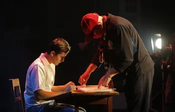 Diosnel Espínola es uno de los actores que da vida a Migliorisi. Aquí recibiendo direcciones de Agustín Núñez durante la grabación de "Miglionírico".