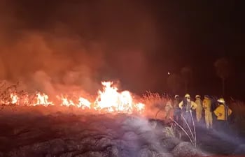Grandes incendios forestales se están registrando a nivel nacional. Fotografía captada anoche, en una de las zonas de combate de los bomberos voluntarios del área Central.