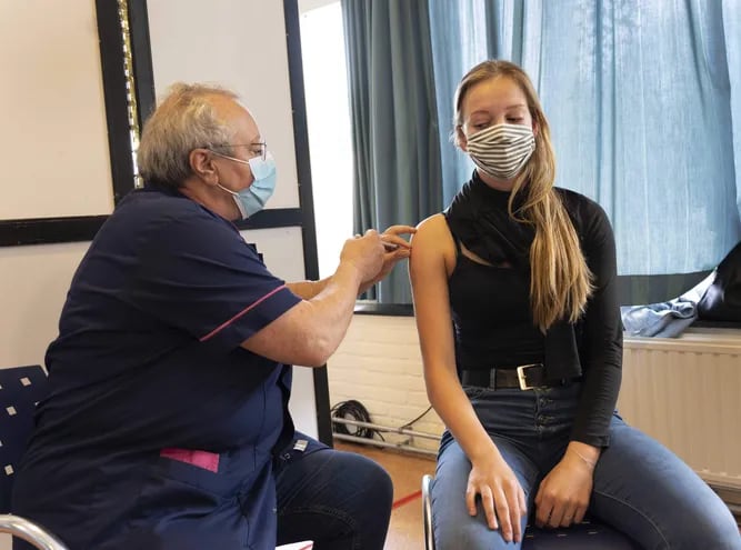 Una adolescente holandesa recibe una dosis de la vacuna contra el Covid-19 en Terschelling.