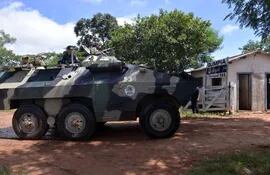 una-tanqueta-urutu-repleta-de-francotiradores-militares-y-policiales-ingresa-a-la-estancia-la-gringa-de-azotey-despues-de-que-el-epp-dejara-la-u-05745000000-1293666.jpg