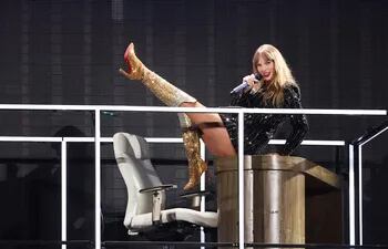 Taylor Swift sigue con su exitosa gira "The Eras Tour" por Asia y Oceanía. La cantante también prepara la salida de su nuevo álbum, que tendrá varias versiones con canciones extra.