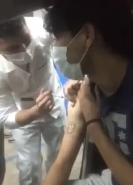 Carlos Monges recibió su vacuna antiCOVID después del tercer intento del personal de Salud.