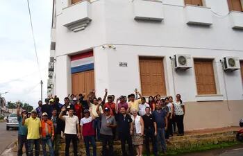 Destraban manifestación de funcionarios municipales en Carapeguá.