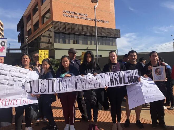 Los familiares y amigos de Carolina Mareco se movilizaron este miércoles frente al Palacio de Justicia de Ciudad del Este.