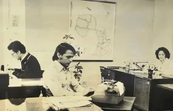 La primera redacción de la Revista dominical de ABC Color en 1978. Aparecen Muñe Silva Alonso, Ilde Silvero y Francisco Talavera.
