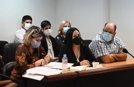 El Dr. Pablo Lemir (derecha), director de Medicina Forense del Ministerio Público, en sala de juicios orales junto a su defensa.
