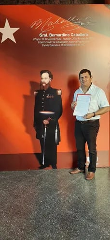 El Director de Educación Departamental Alberto Candia, exhibe el certificado de inscripción del Movimiento Carapeguá para Todos.